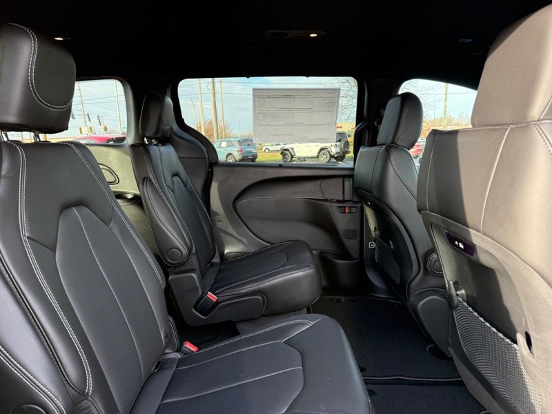 Chrysler Pacifica Vehicle Full-screen Gallery Image 11