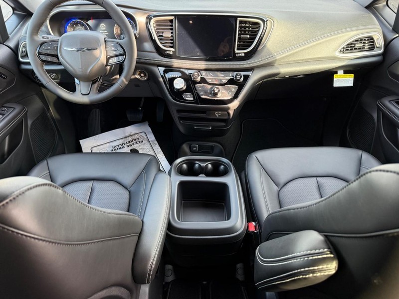 Chrysler Pacifica Vehicle Full-screen Gallery Image 13