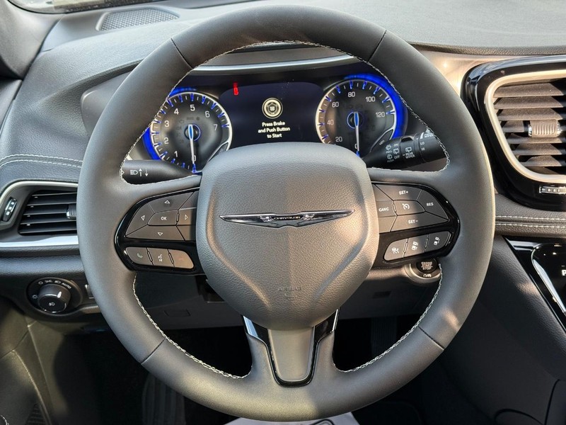 Chrysler Pacifica Vehicle Full-screen Gallery Image 14