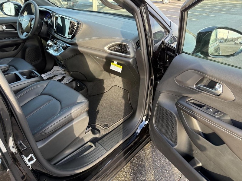 Chrysler Pacifica Vehicle Full-screen Gallery Image 15