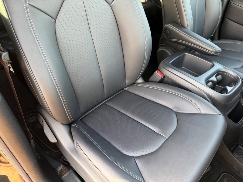 Chrysler Pacifica Vehicle Full-screen Gallery Image 16