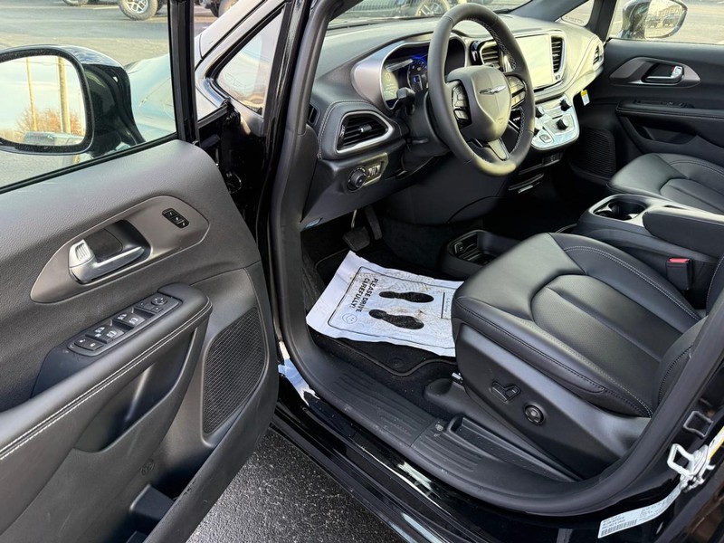 Chrysler Pacifica Vehicle Full-screen Gallery Image 17