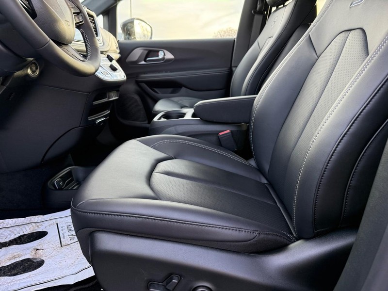 Chrysler Pacifica Vehicle Full-screen Gallery Image 18