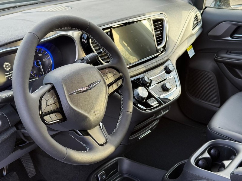 Chrysler Pacifica Vehicle Full-screen Gallery Image 19