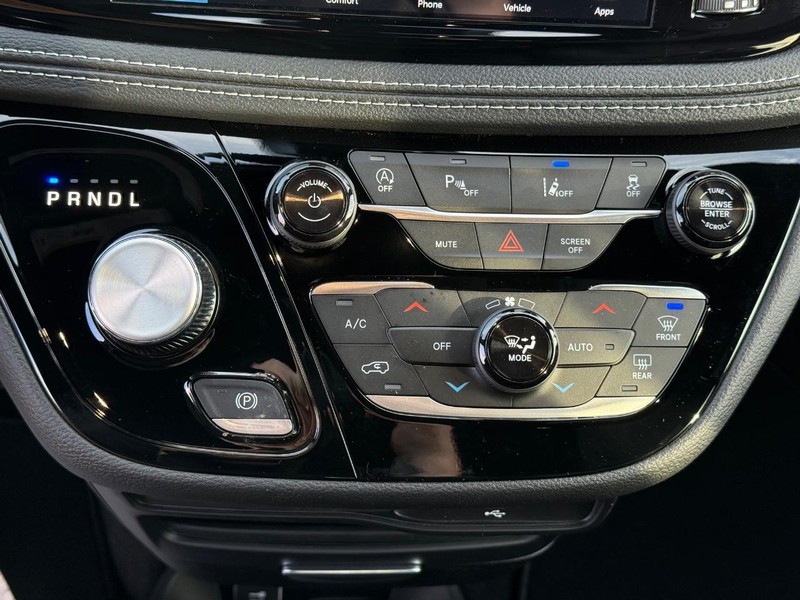 Chrysler Pacifica Vehicle Full-screen Gallery Image 25