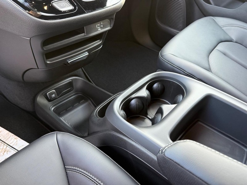 Chrysler Pacifica Vehicle Full-screen Gallery Image 26