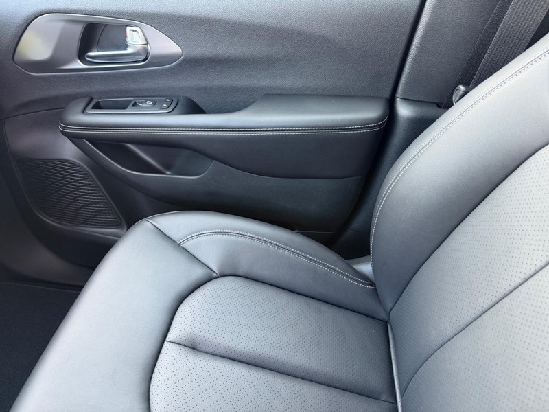 Chrysler Pacifica Vehicle Full-screen Gallery Image 27