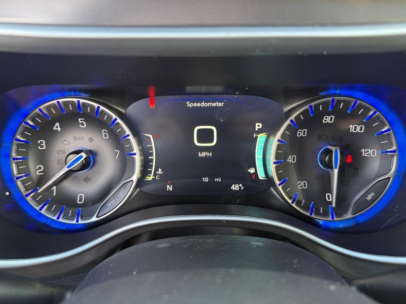 Chrysler Pacifica Vehicle Full-screen Gallery Image 28