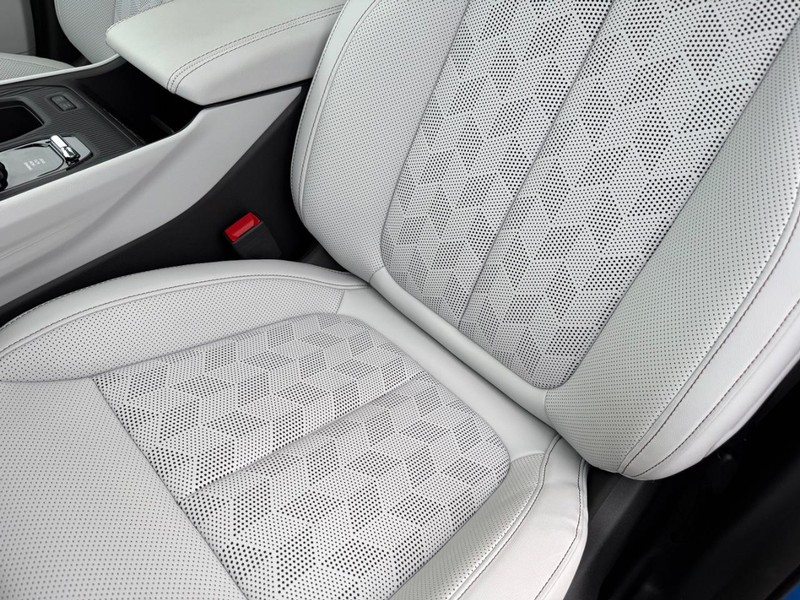 Jeep Cherokee Vehicle Full-screen Gallery Image 32