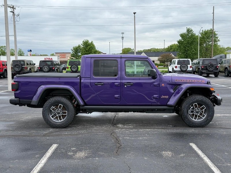 Jeep Gladiator Vehicle Full-screen Gallery Image 2