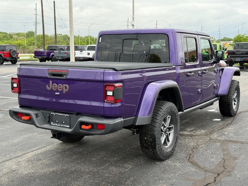 Jeep Gladiator Vehicle Full-screen Gallery Image 3