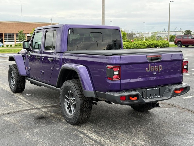 Jeep Gladiator Vehicle Full-screen Gallery Image 5