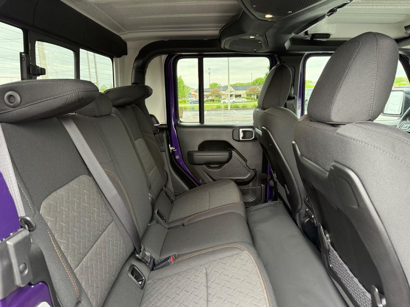 Jeep Gladiator Vehicle Full-screen Gallery Image 11