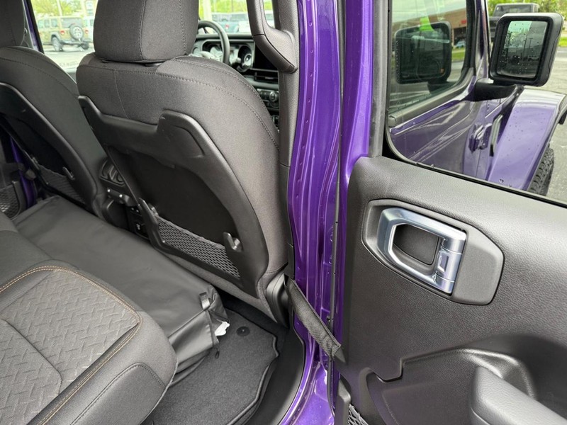 Jeep Gladiator Vehicle Full-screen Gallery Image 12