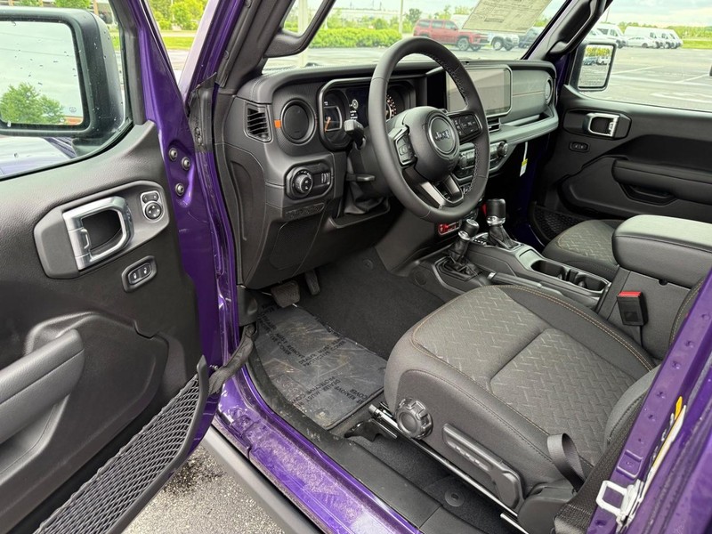 Jeep Gladiator Vehicle Full-screen Gallery Image 17