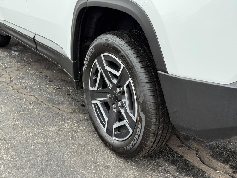 Jeep Cherokee Vehicle Full-screen Gallery Image 6