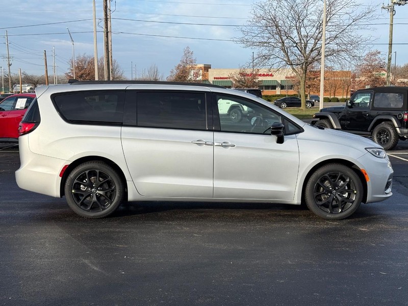 Chrysler Pacifica Vehicle Full-screen Gallery Image 2