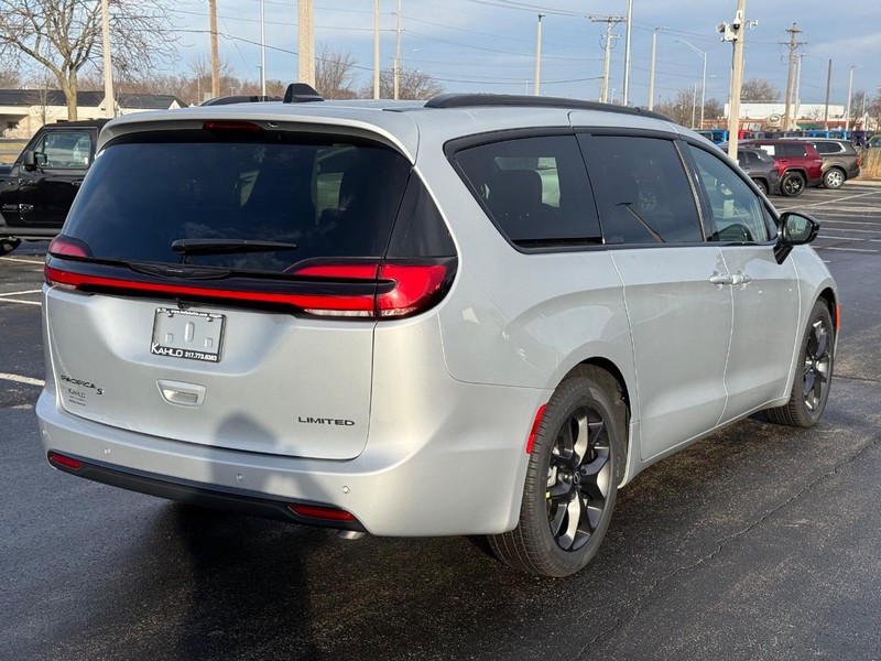 Chrysler Pacifica Vehicle Full-screen Gallery Image 3