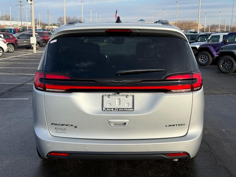 Chrysler Pacifica Vehicle Full-screen Gallery Image 4