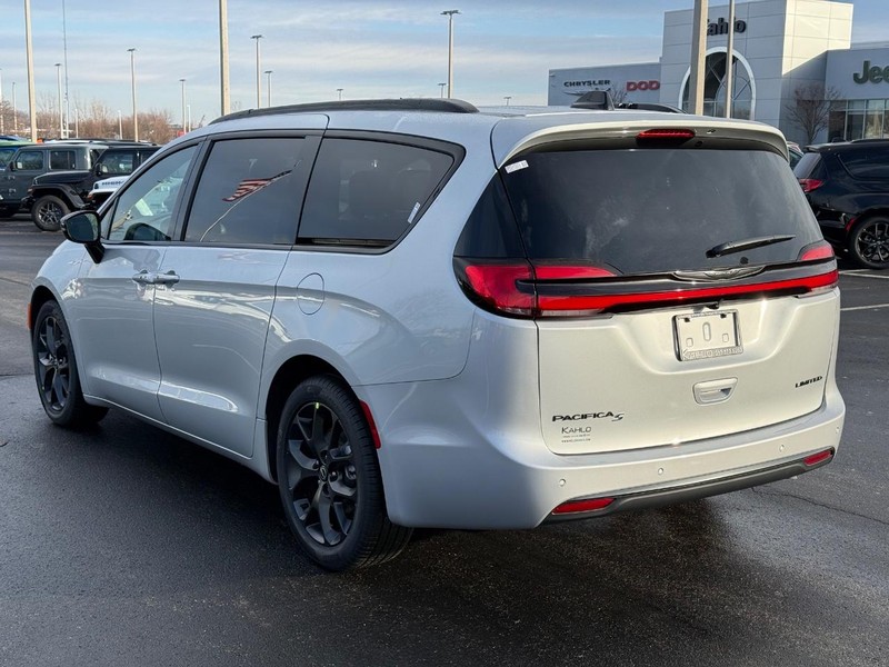 Chrysler Pacifica Vehicle Full-screen Gallery Image 5