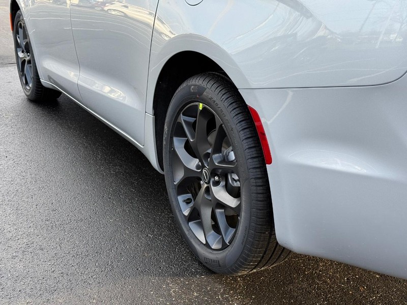 Chrysler Pacifica Vehicle Full-screen Gallery Image 6