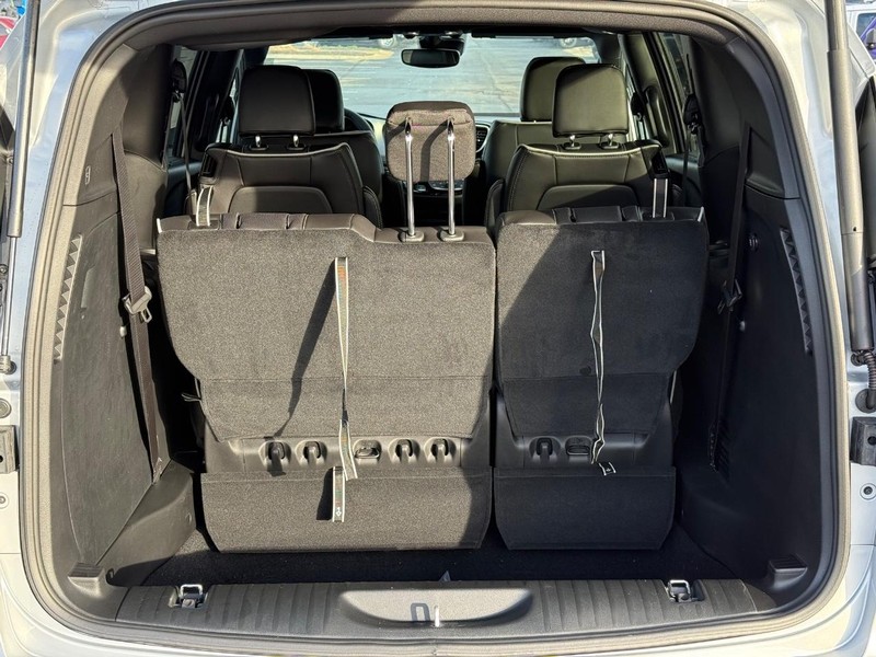 Chrysler Pacifica Vehicle Full-screen Gallery Image 7