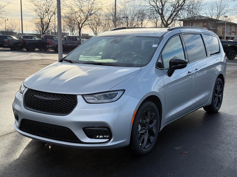 Chrysler Pacifica Vehicle Full-screen Gallery Image 9