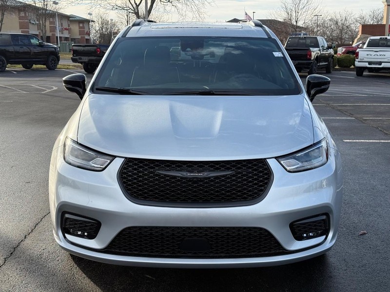 Chrysler Pacifica Vehicle Full-screen Gallery Image 10