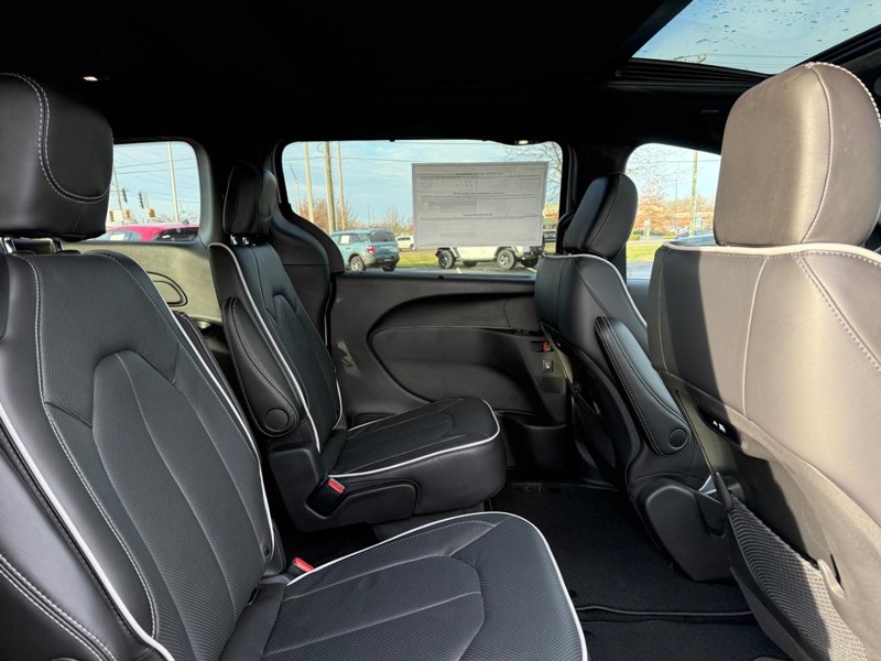 Chrysler Pacifica Vehicle Full-screen Gallery Image 11