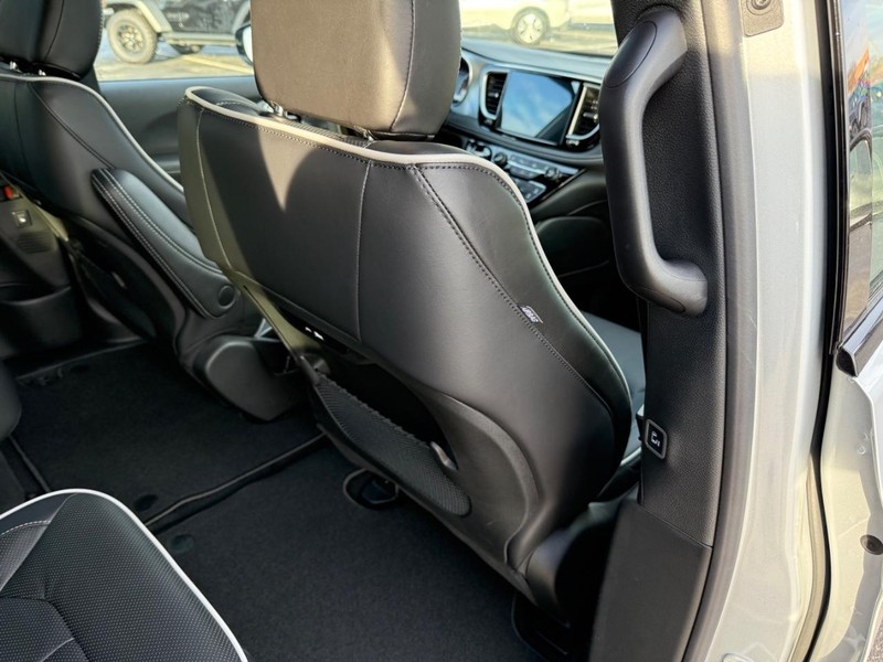 Chrysler Pacifica Vehicle Full-screen Gallery Image 12