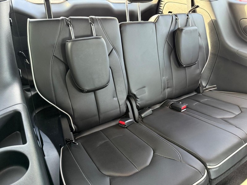 Chrysler Pacifica Vehicle Full-screen Gallery Image 13