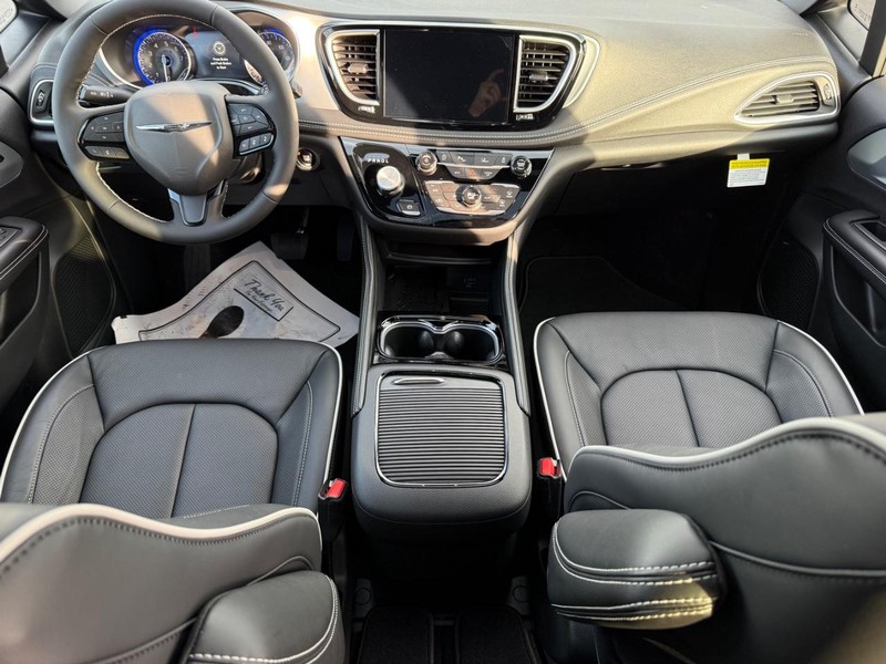 Chrysler Pacifica Vehicle Full-screen Gallery Image 15