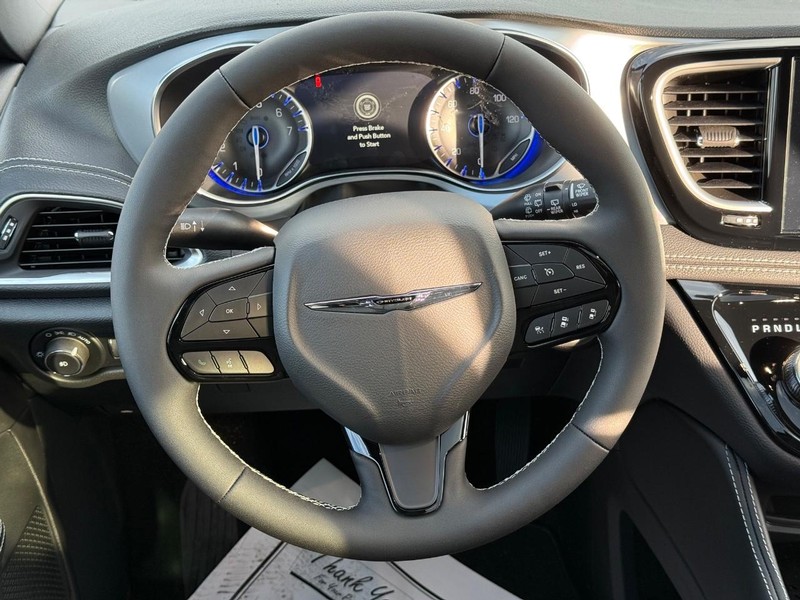 Chrysler Pacifica Vehicle Full-screen Gallery Image 16