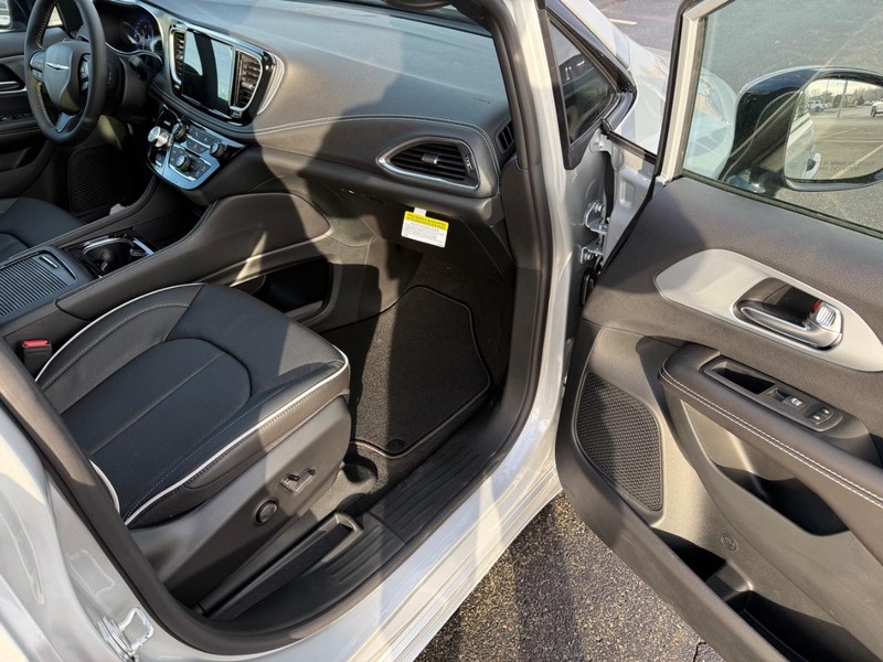 Chrysler Pacifica Vehicle Full-screen Gallery Image 17