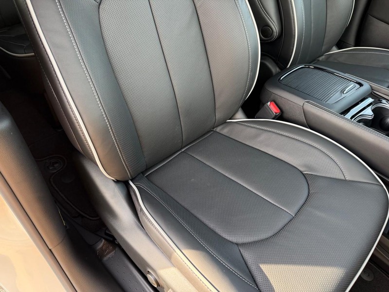 Chrysler Pacifica Vehicle Full-screen Gallery Image 18