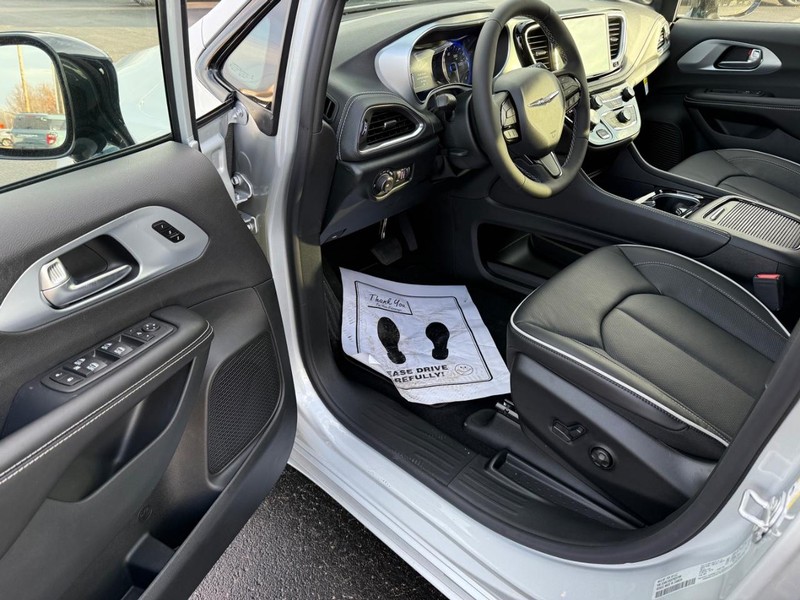 Chrysler Pacifica Vehicle Full-screen Gallery Image 19