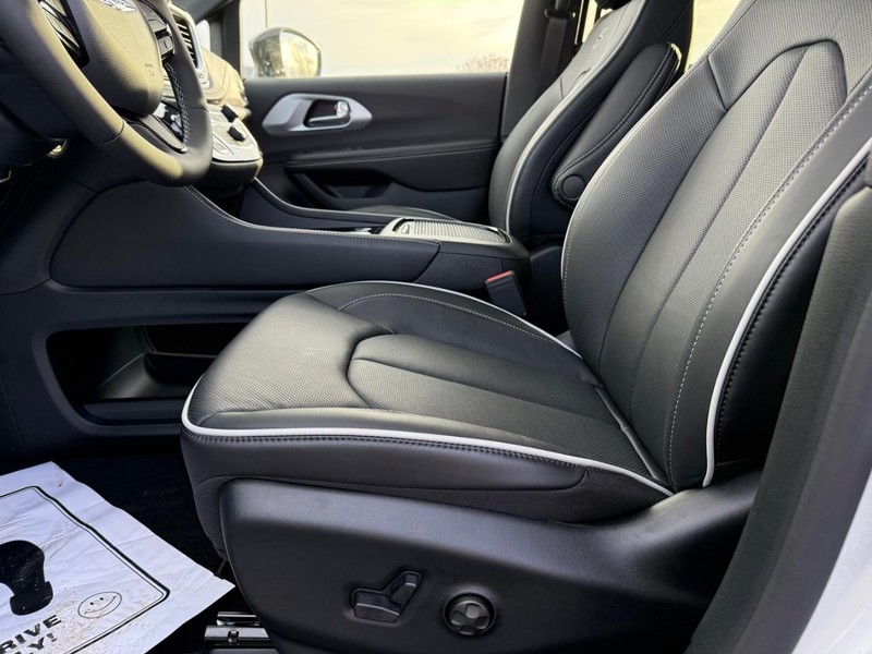 Chrysler Pacifica Vehicle Full-screen Gallery Image 20