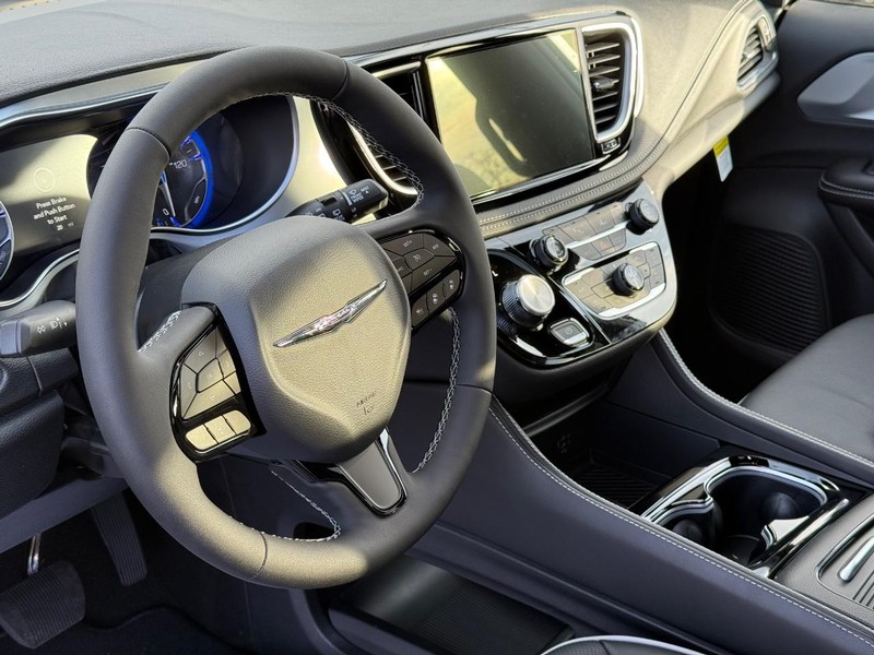 Chrysler Pacifica Vehicle Full-screen Gallery Image 21