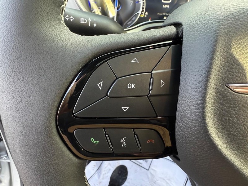 Chrysler Pacifica Vehicle Full-screen Gallery Image 22