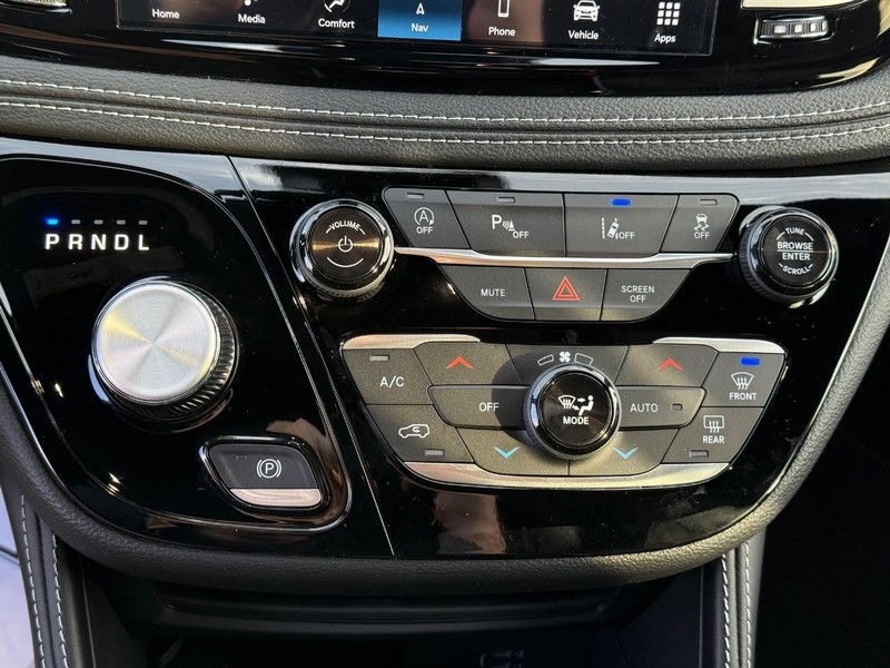 Chrysler Pacifica Vehicle Full-screen Gallery Image 27