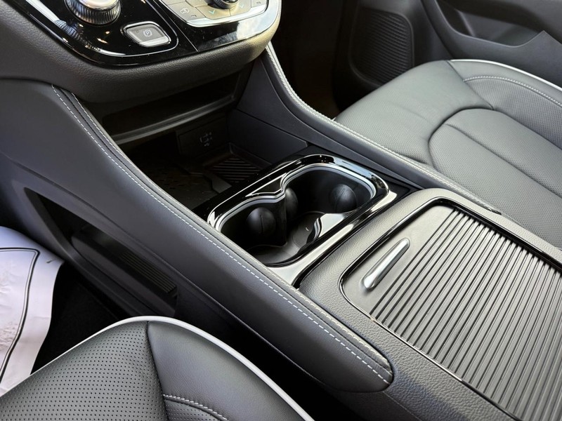 Chrysler Pacifica Vehicle Full-screen Gallery Image 28