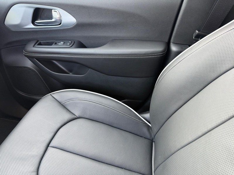 Chrysler Pacifica Vehicle Full-screen Gallery Image 29