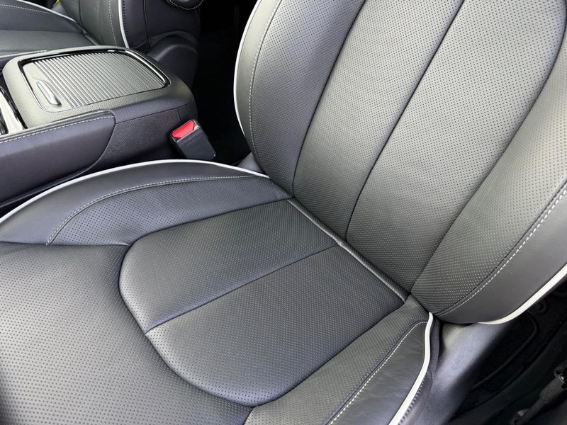 Chrysler Pacifica Vehicle Full-screen Gallery Image 32