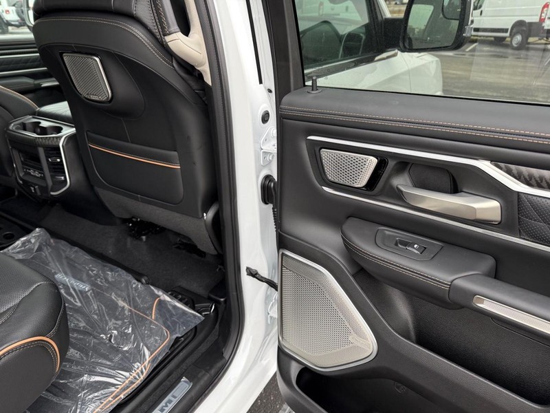 Ram 1500 Vehicle Full-screen Gallery Image 12