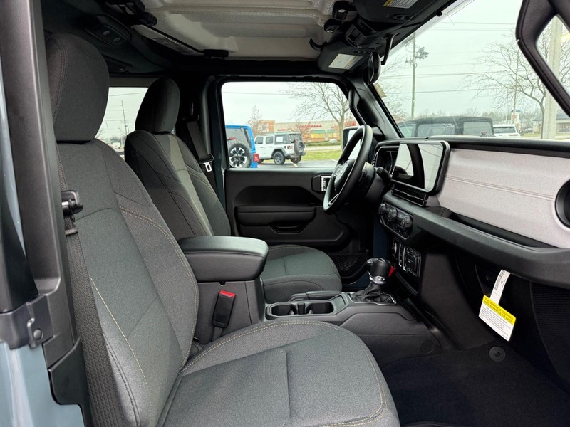 Jeep Wrangler Vehicle Full-screen Gallery Image 11