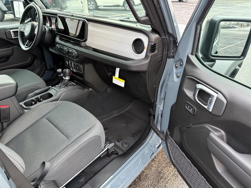 Jeep Wrangler Vehicle Full-screen Gallery Image 12