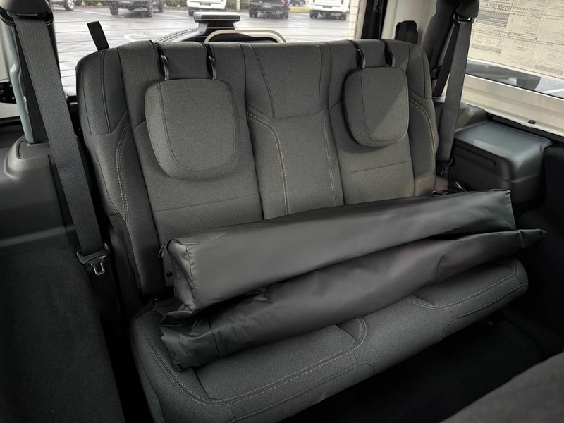 Jeep Wrangler Vehicle Full-screen Gallery Image 14