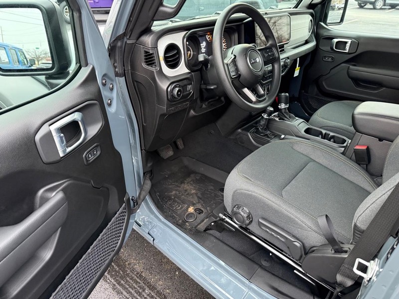 Jeep Wrangler Vehicle Full-screen Gallery Image 15