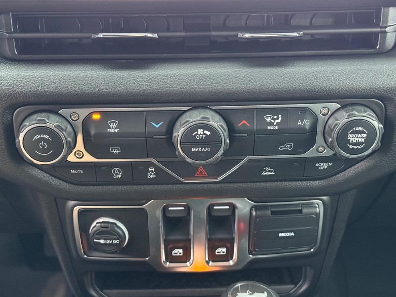 Jeep Wrangler Vehicle Full-screen Gallery Image 24