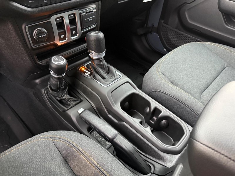 Jeep Wrangler Vehicle Full-screen Gallery Image 25